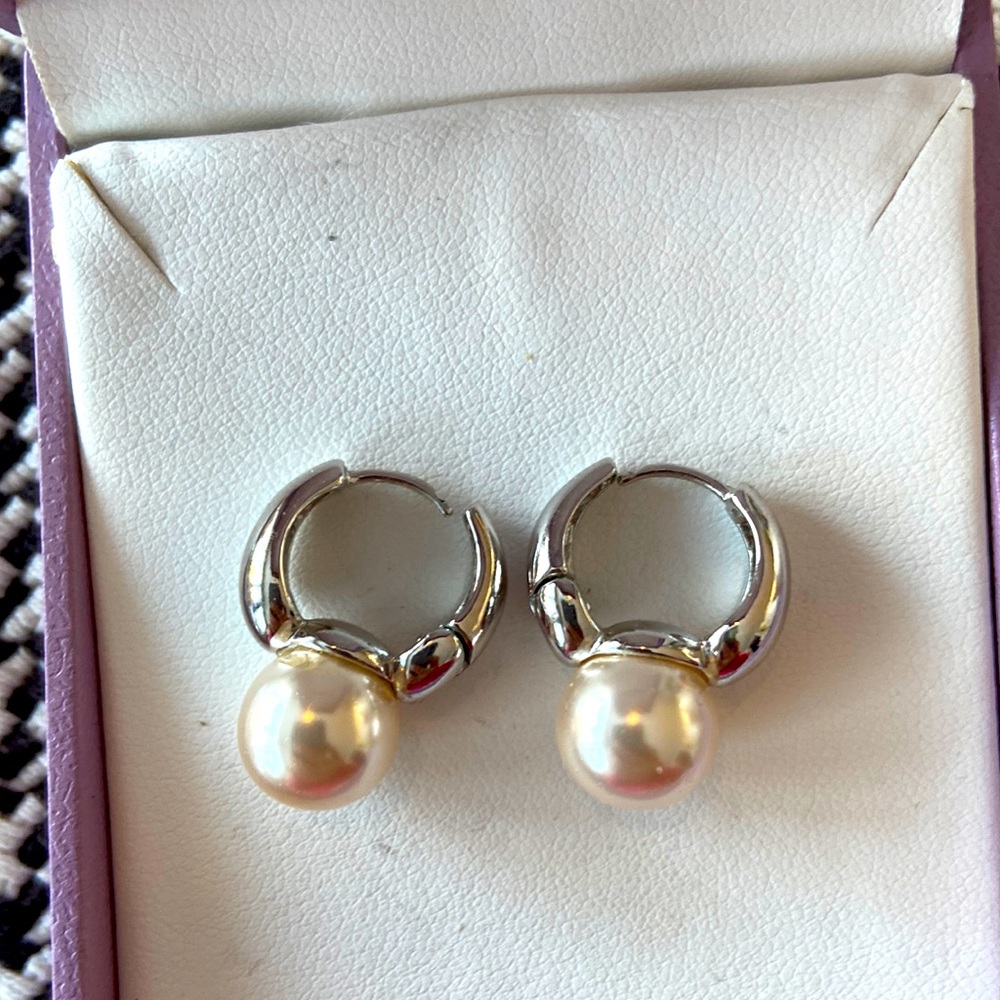 Huggies earrings with pearl in stainless steel